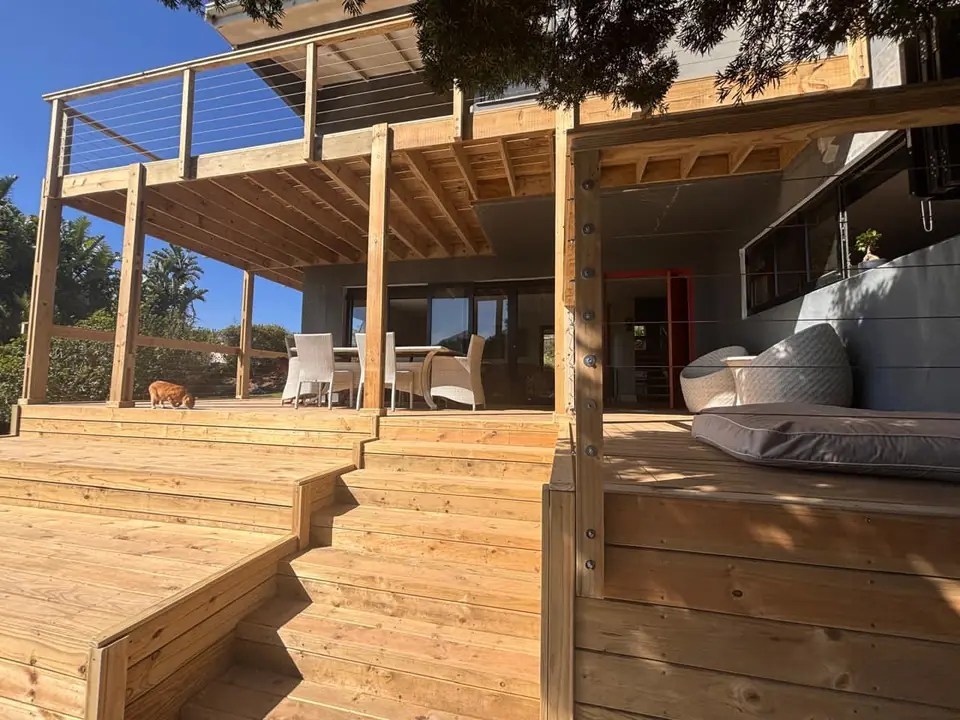 Raised timber deck with wide stairs and a cable balustrade